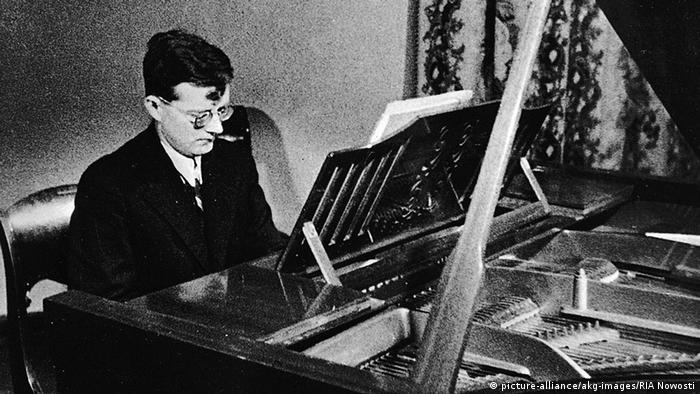 Шостакович играет на рояле
