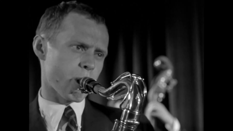 Збигнев играет джаз на саксофоне
